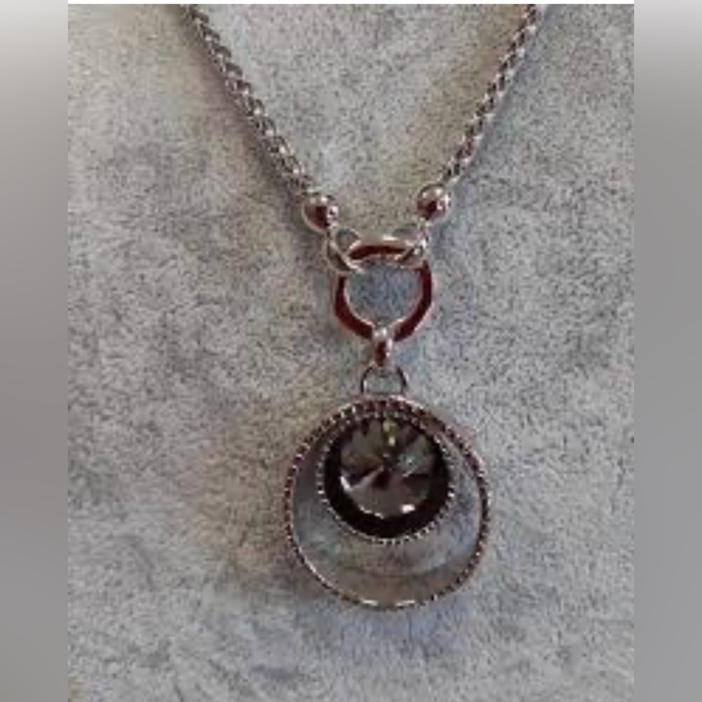 Chic Silver Pendant Necklace with Gray Stone